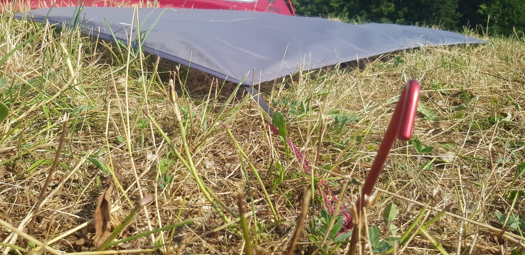 Le footprint se fixe au sol - La tente vient se positionner par-dessus